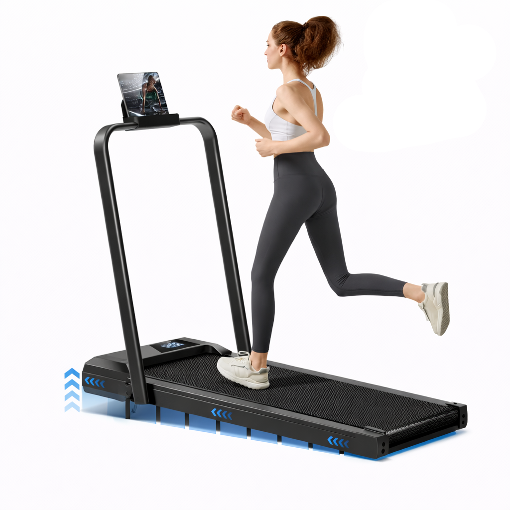 Femme courant sur un tapis de course pliable et inclinable RunVia avec support tablette, design compact noir pour sport à domicile.